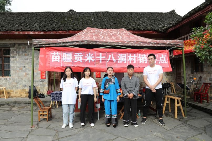 (图为 我院学生与研究生学长合照)
